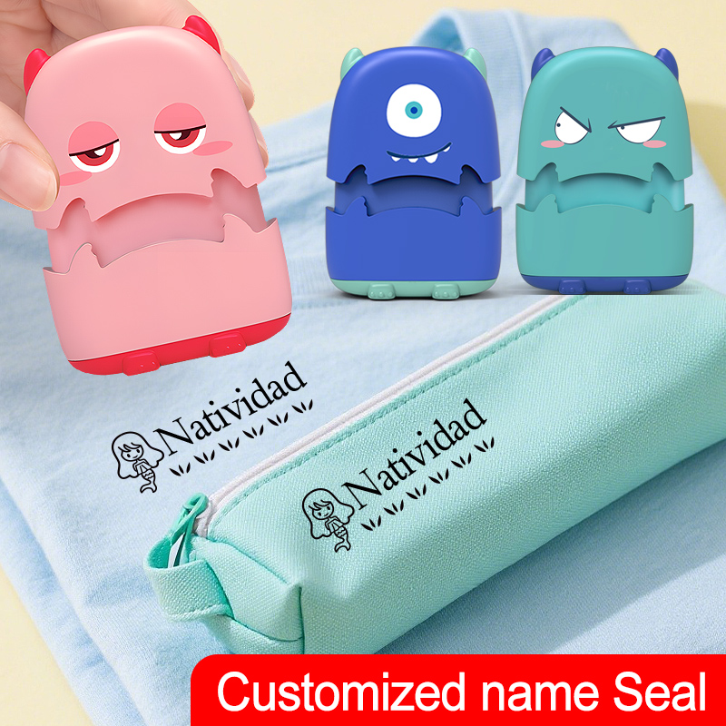 Travel Accessories Baby - 赤ちゃんの名前刻印スタンプのギフトアイデア - 旅行準備や幼稚園用のカスタム防水シール、パーソナライズされた学校用おもちゃ
